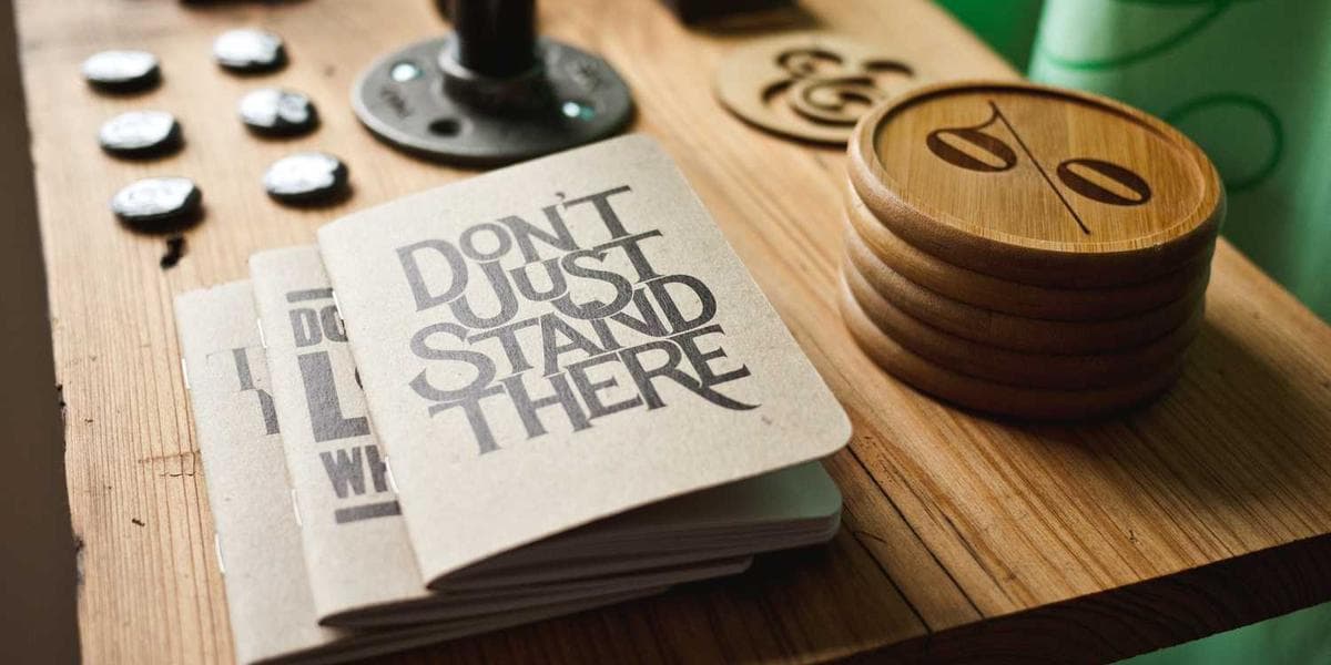 Fundal cu unelte de meșteșugar și atmosferă de atelier